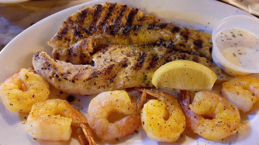 Un tipico piatto della gastronomia in Alabama - pesce grilled e gamberi del Golfo - RIPRODUZIONE RISERVATA